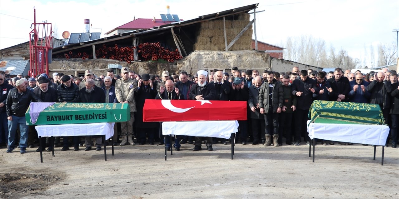 Kazada hayatını kaybeden uzman çavuş ile eşi ve kızının cenazesi defnedildi