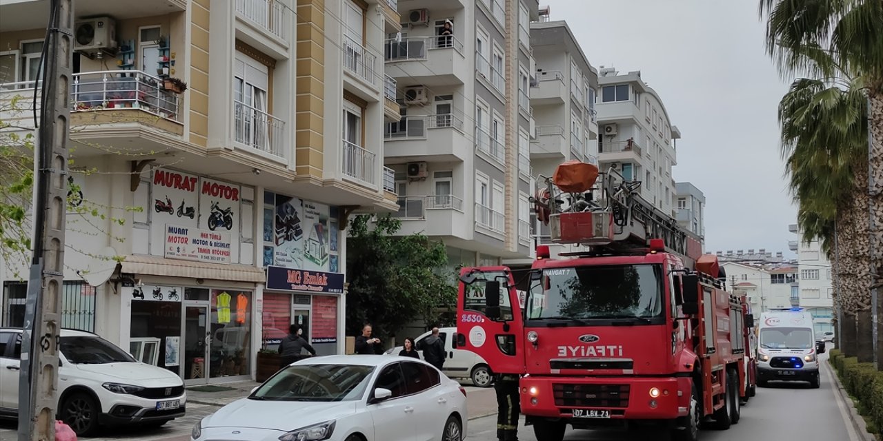 Ev yangınında dumandan etkilenen iki çocuk hastaneye kaldırıldı