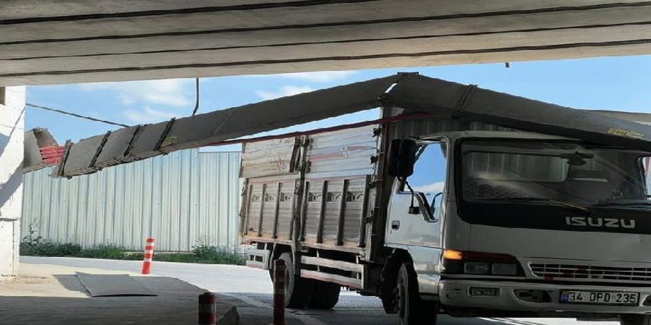 Üst geçide sabitlenen sac kablo kanalı kamyonetin üzerine düştü