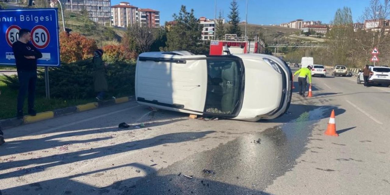 Cipin çarptığı hafif ticari araç devrildi: 2 yaralı