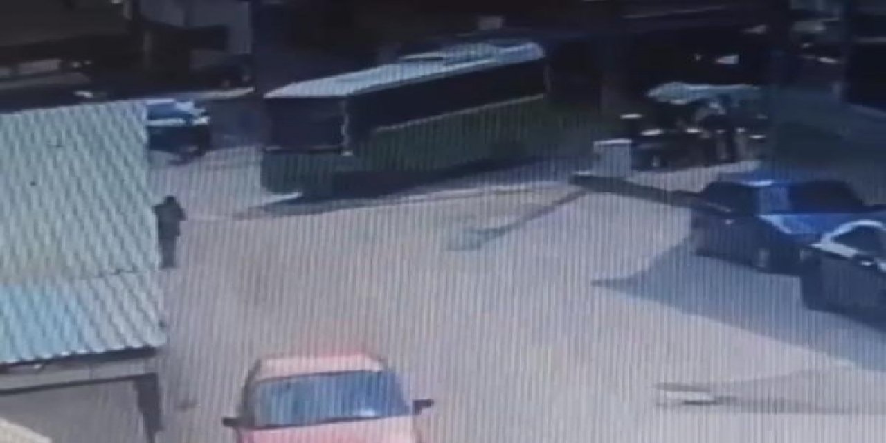 Halk otobüsünün yaya geçidinde anne- oğula çarpması kamerada