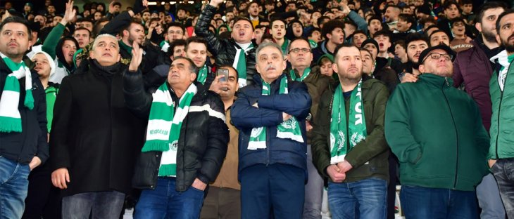 Konya Valisi Toprak maçı taraftarların arasında izledi