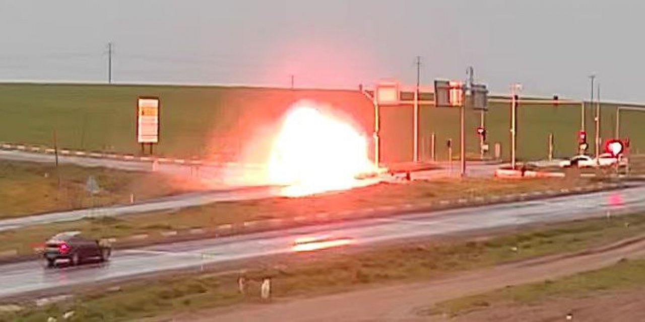 Işık ihlali yapan taksiye otomobil çarptı: Araçlar alev aldı