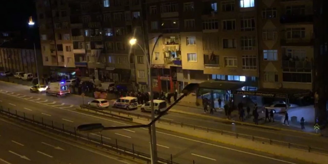 Çay ocağı önünde bıçaklı sopalı kavga: 4 yaralı