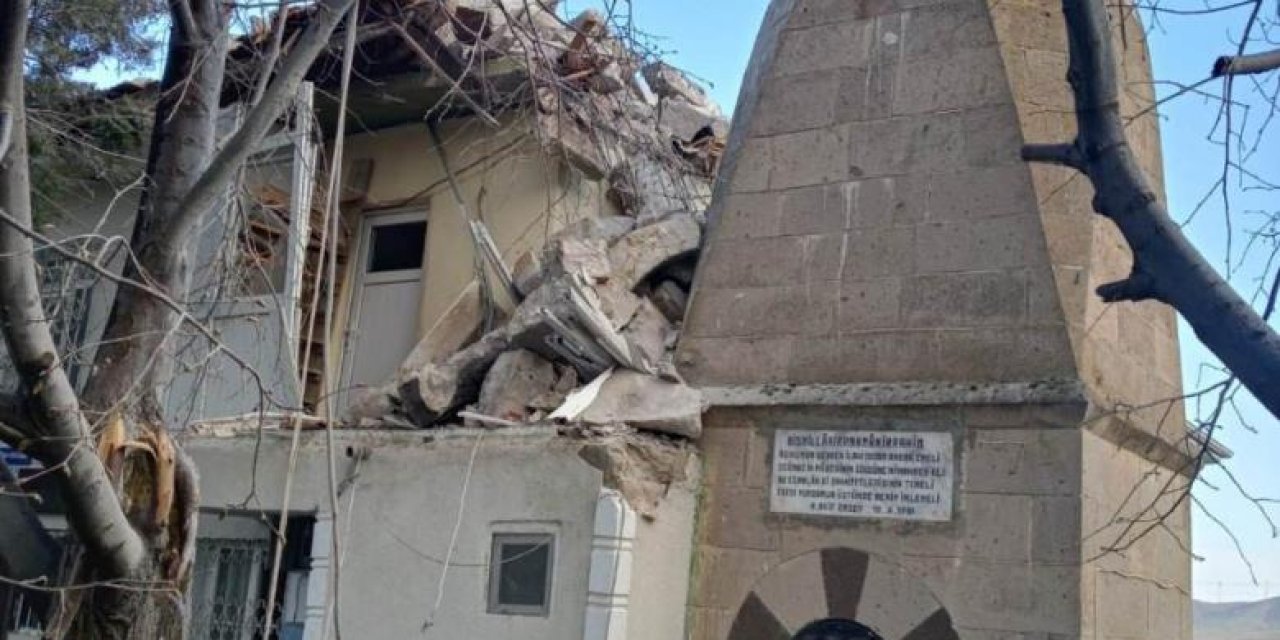 Cami minaresi şiddetli rüzgarda yıkıldı