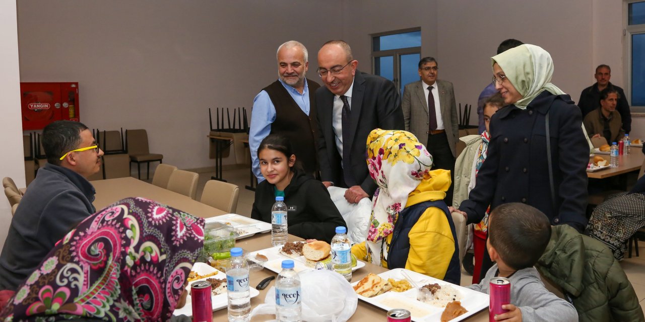 Başkan Kavuş, Konya’da misafir edilen afetzedelerle iftar yaptı