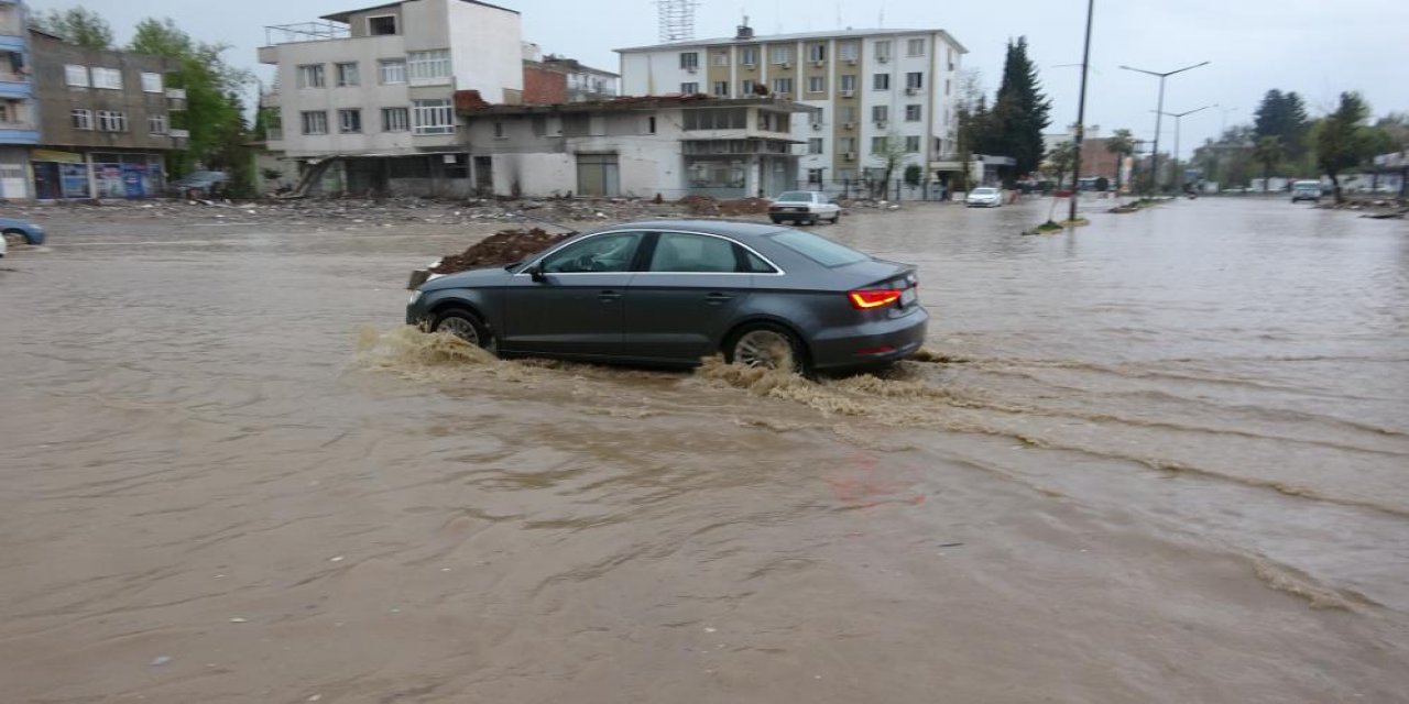 Şiddetli yağış cadde ve sokakları göle çevirdi