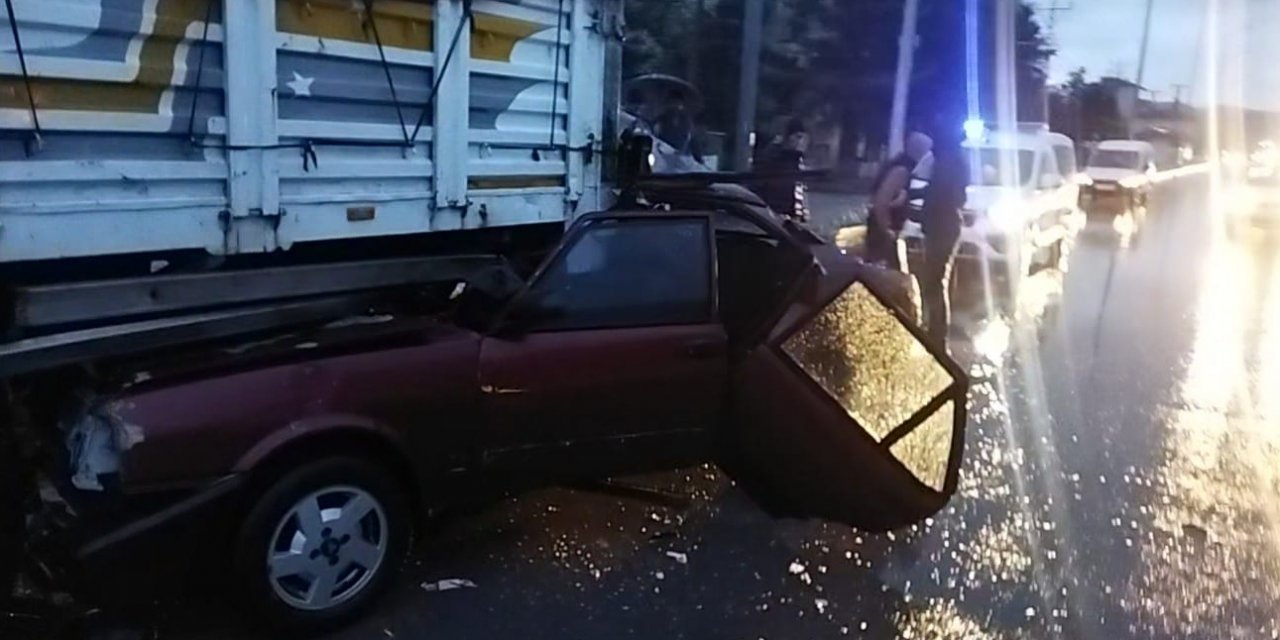 Konya’da feci kaza! Otomobil TIR’ın altına girdi