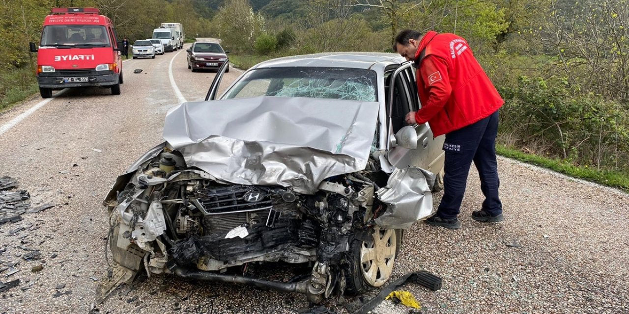 Hafif ticari araç ile otomobil çarpıştı: 1 ölü, 1 yaralı