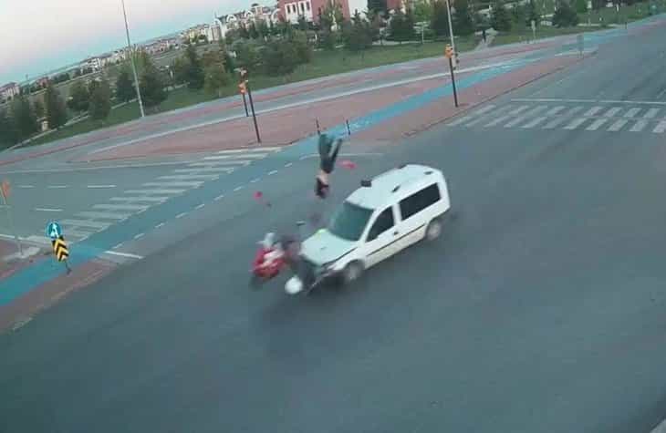 Konya'daki iki trafik kazası MOBESE kameralarına yansıdı!