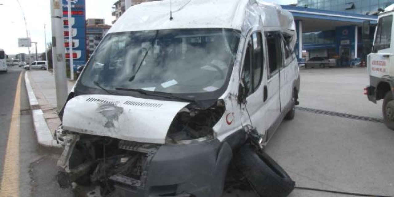 İşçilerin taşındığı servis minibüsü ile otomobil ve kamyonet çarpıştı: 6 yaralı
