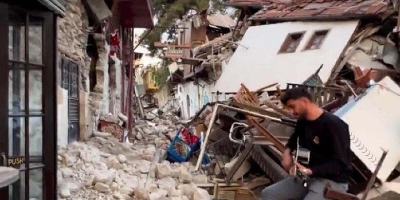 Depremde yerle bir olan eski Antakya sokaklarında "Hatıran Yeter" şarkısını söyledi