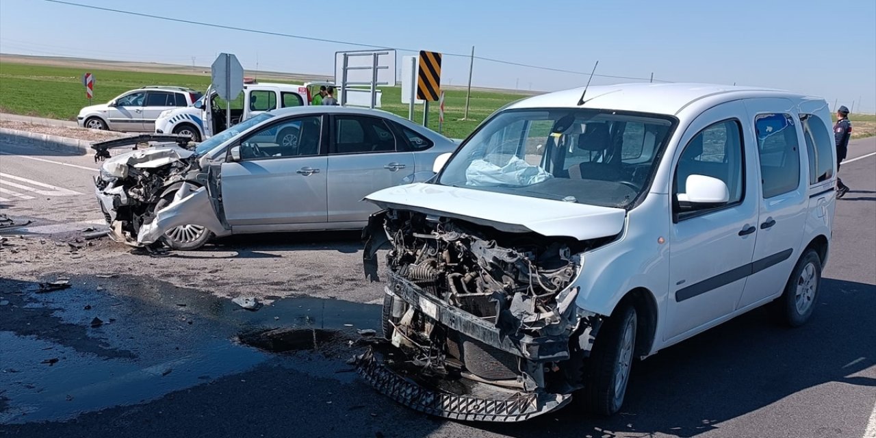 Konya yolunda kaza! 2 araç çarpıştı, 4 kardeş yaralandı