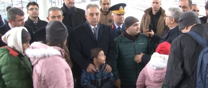Konya'ya gelen özel gereksinimli misafirleri Vali Toprak karşıladı