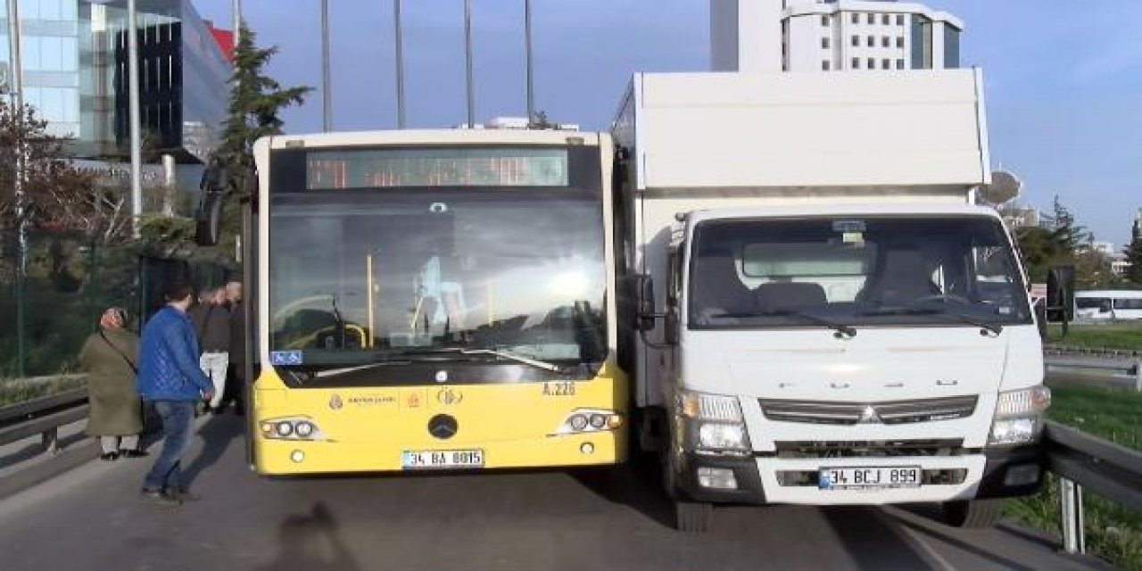 Daralan yolda İETT otobüsü ile kamyonet sıkışınca trafik felç oldu