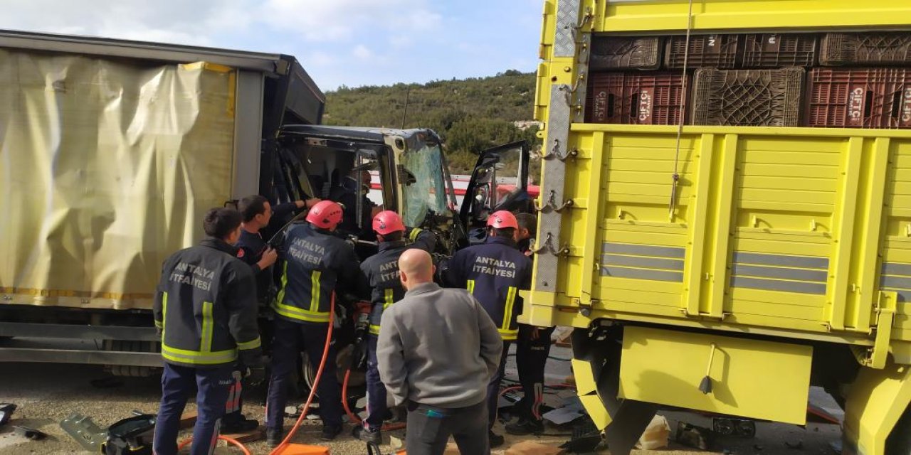 Kamyonet park halindeki kamyona çarptı: 2 yaralı