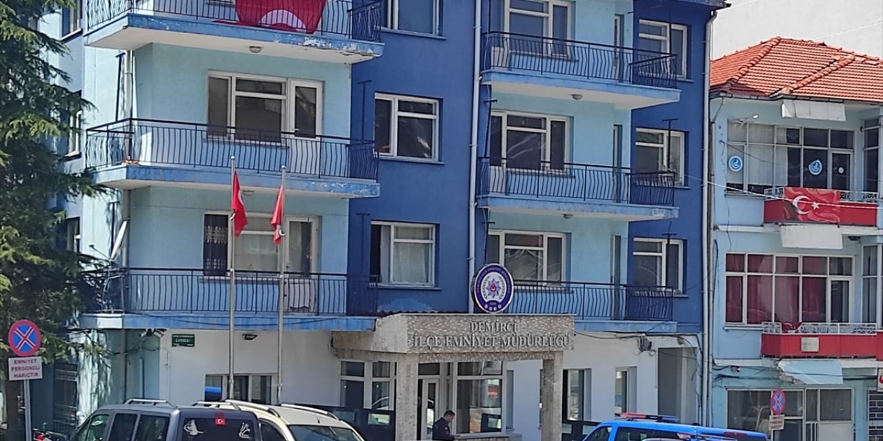 Polis evinde başından vurulan kadın öldü
