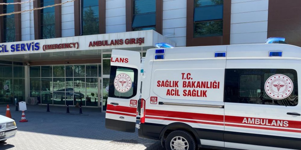 Konya’da refüje çarpan otomobil devrildi