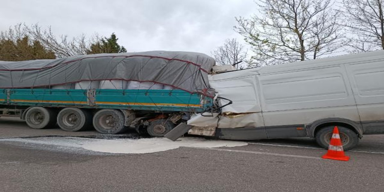 TIR'a çarpan kapalı kasa minibüsteki 2 kişi öldü