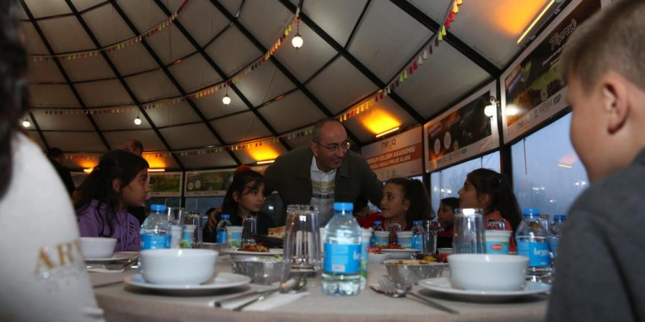Meram Belediye Başkanı Kavuş çocukların ilk iftar heyecanına ortak oldu