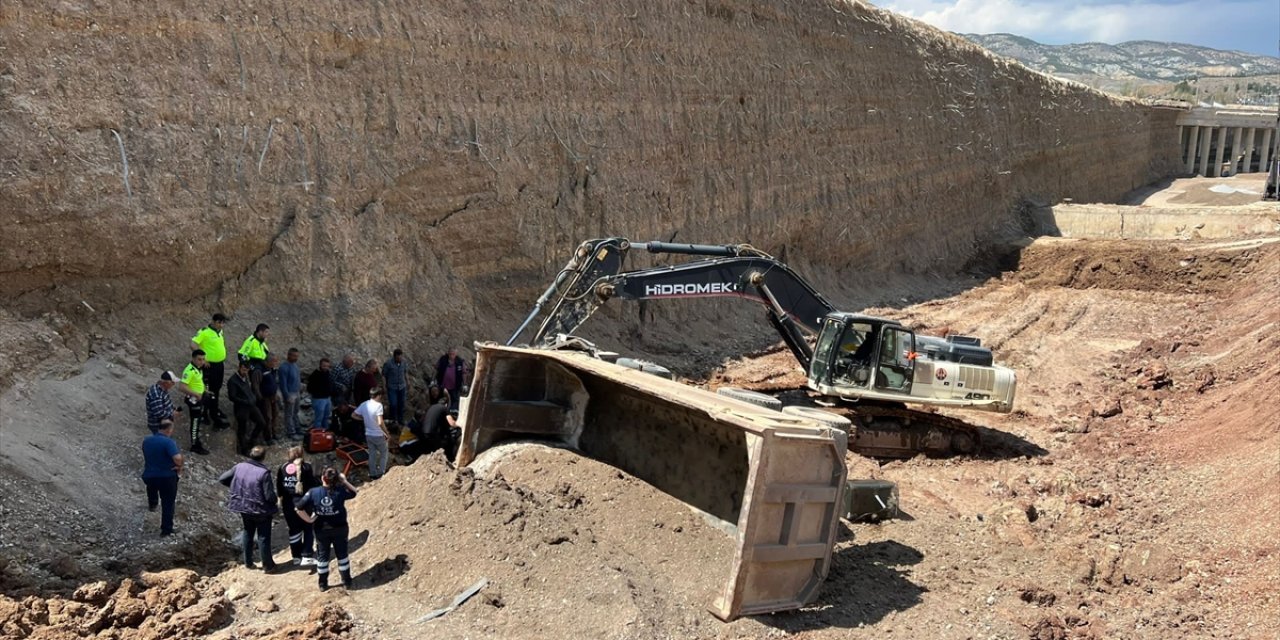 Hafriyat kamyonu ile beton pompası çarpıştı: 1 ölü, 1 yaralı