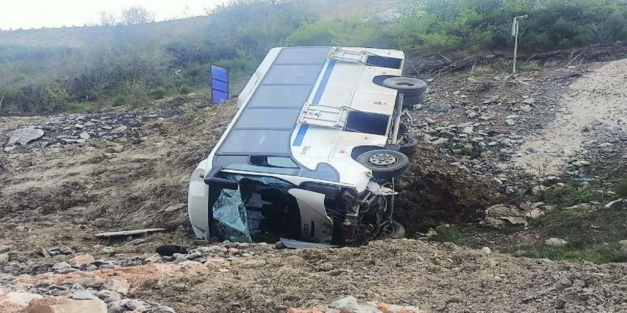 Maden işçilerini taşıyan minibüs devrildi