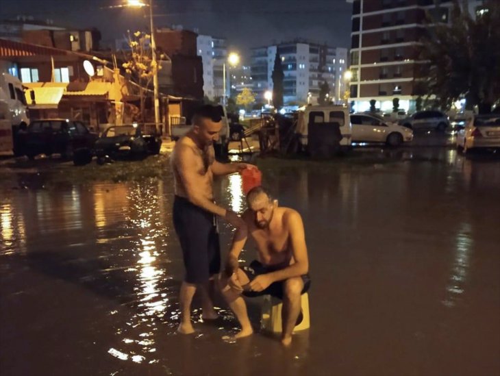 Yer İzmir! Su kesintisine dikkati çekmek için sokakta yağmur suyuyla yıkandılar