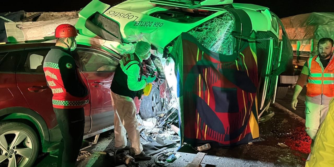 Feci kaza! Karşı şeride geçen TIR ile otomobil çarpıştı: 2 ölü, 4 yaralı