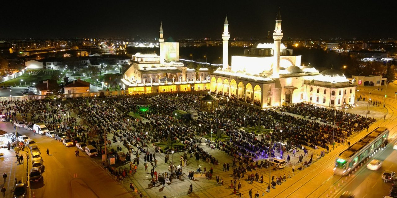 Konya’da Kadir Gecesi’nde camiler doldu taştı