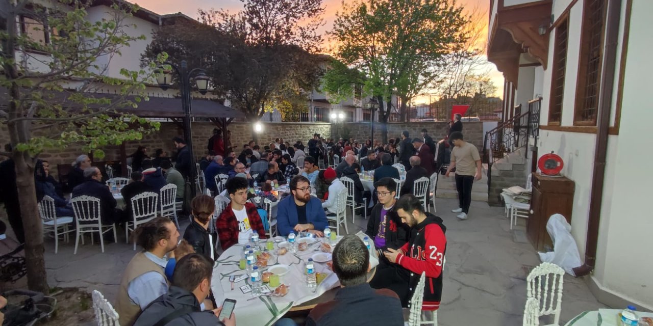 Konya’nın depremzedelere yardıma koşan kahramanlarına teşekkür gecesi