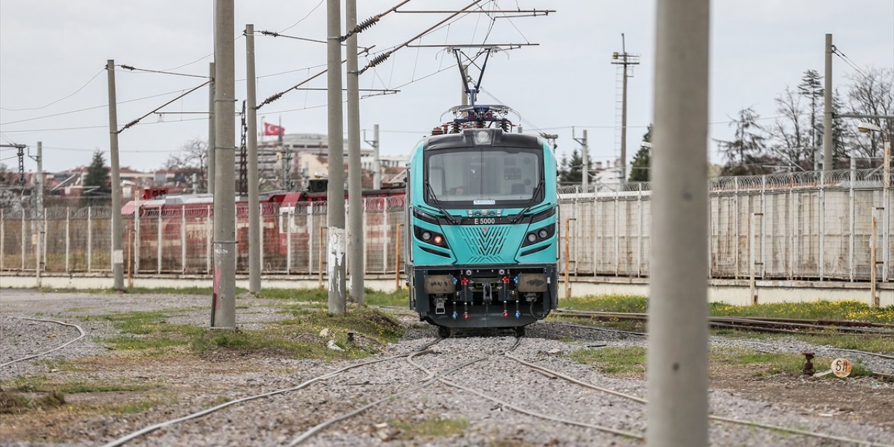 Yerli ve milli elektrikli lokomotif raylara indiriliyor