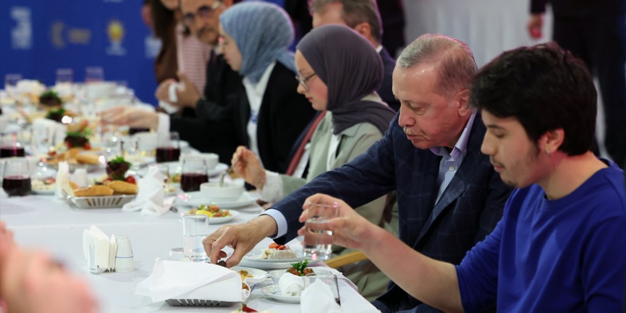 Cumhurbaşkanı Erdoğan, Eskişehir'de gençlerle iftarda buluştu
