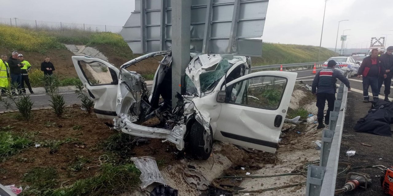 Hafif ticari araç direğe saplandı: Anne ile oğlu öldü, baba ağır yaralı