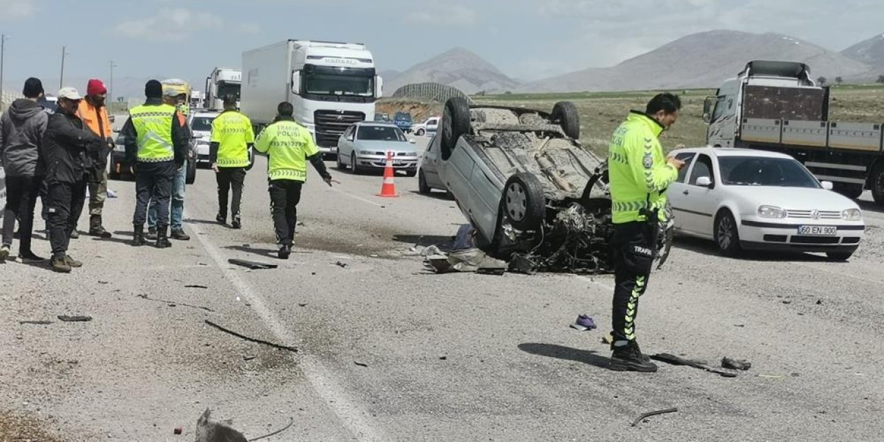 Köpek faciaya neden oldu! İki otomobilin çarpıştığı kazada 4 kişi öldü