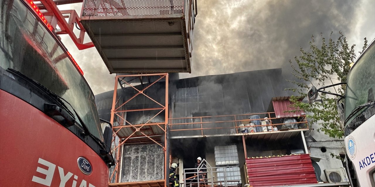Mobilya fabrikasında yangın: Tavanın çökmesi sonucu biri itfaiye eri 4 kişi öldü