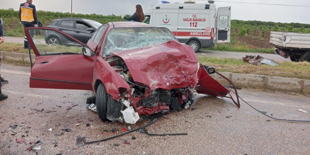 İki otomobil kafa kafaya çarpıştı: 1 ölü, 2 yaralı