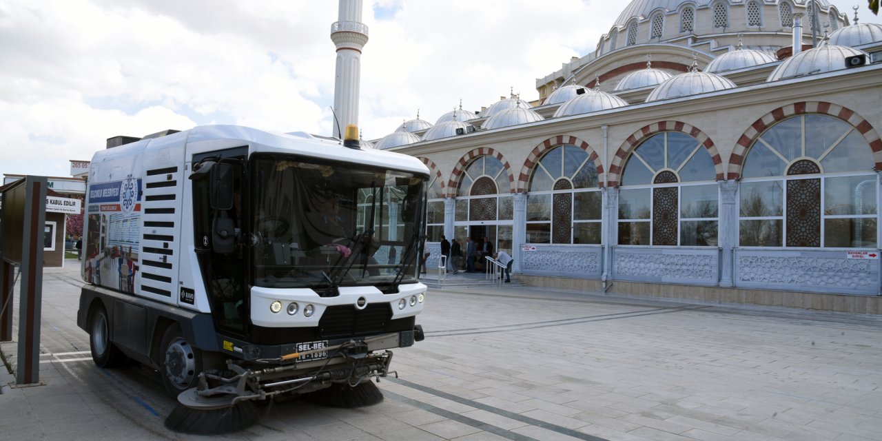 Selçuklu’da Ramazan Bayramı öncesi camiler gül suyu ile yıkandı