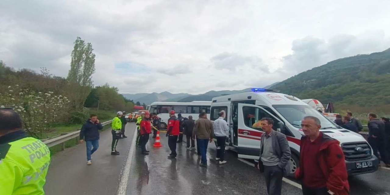 Feci kaza! Beton bariyerlere çarpan işçi servisindeki 2 kişi öldü