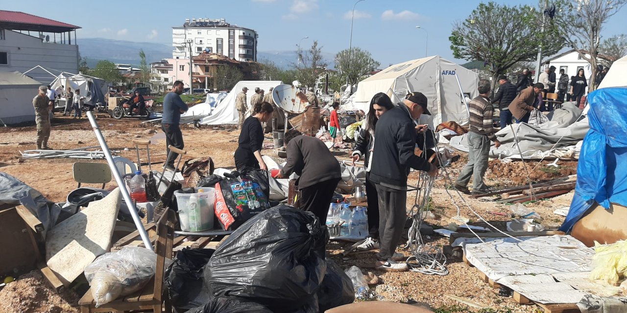 Kahramanmaraş’ta hortum! Depremzede çadırları uçtu, ölü ve yaralılar var