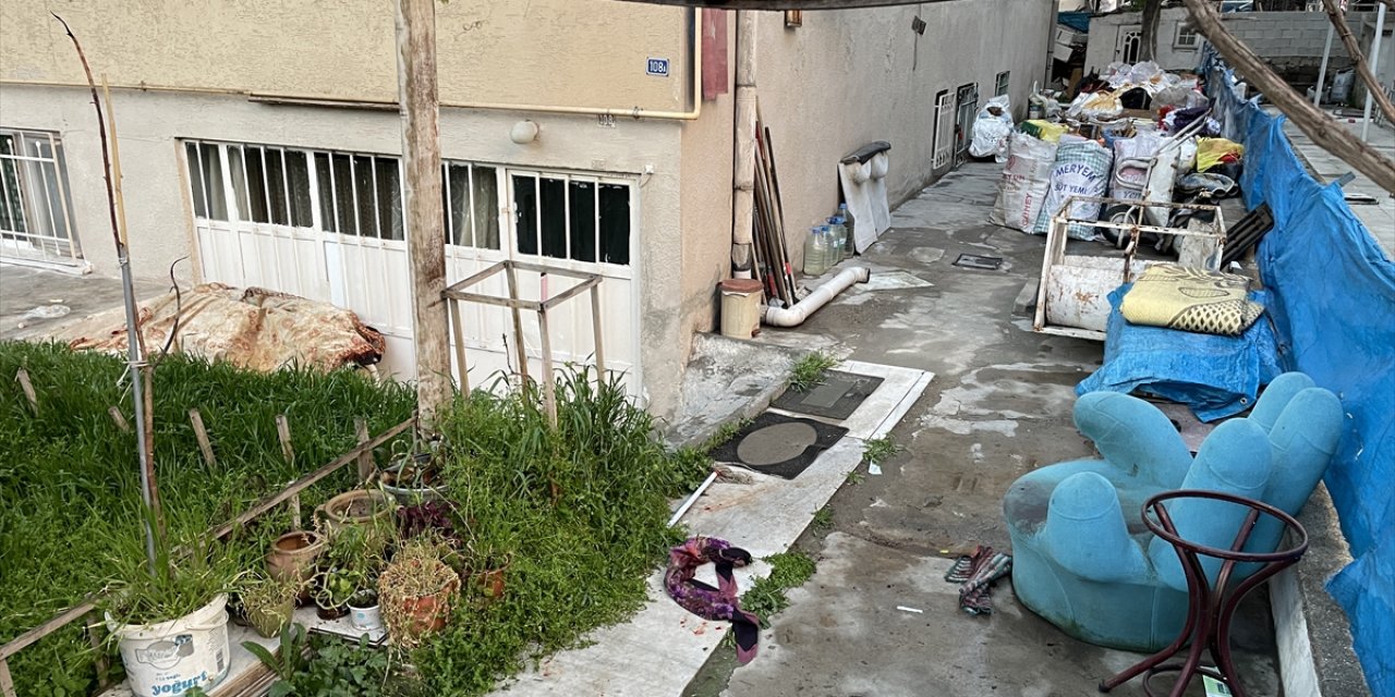 Bir kişi kardeşini ve annesini bıçakla yaraladı