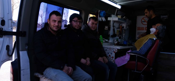 Konya’da bir kişi, minibüsü mobil berbere çevirdi