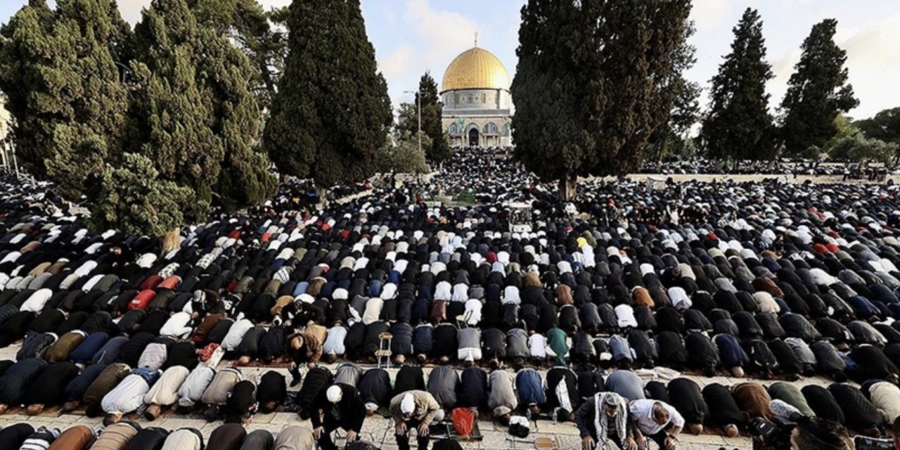 Mescid-i Aksa'da yaklaşık 120 bin Müslüman bayram namazında saf tuttu