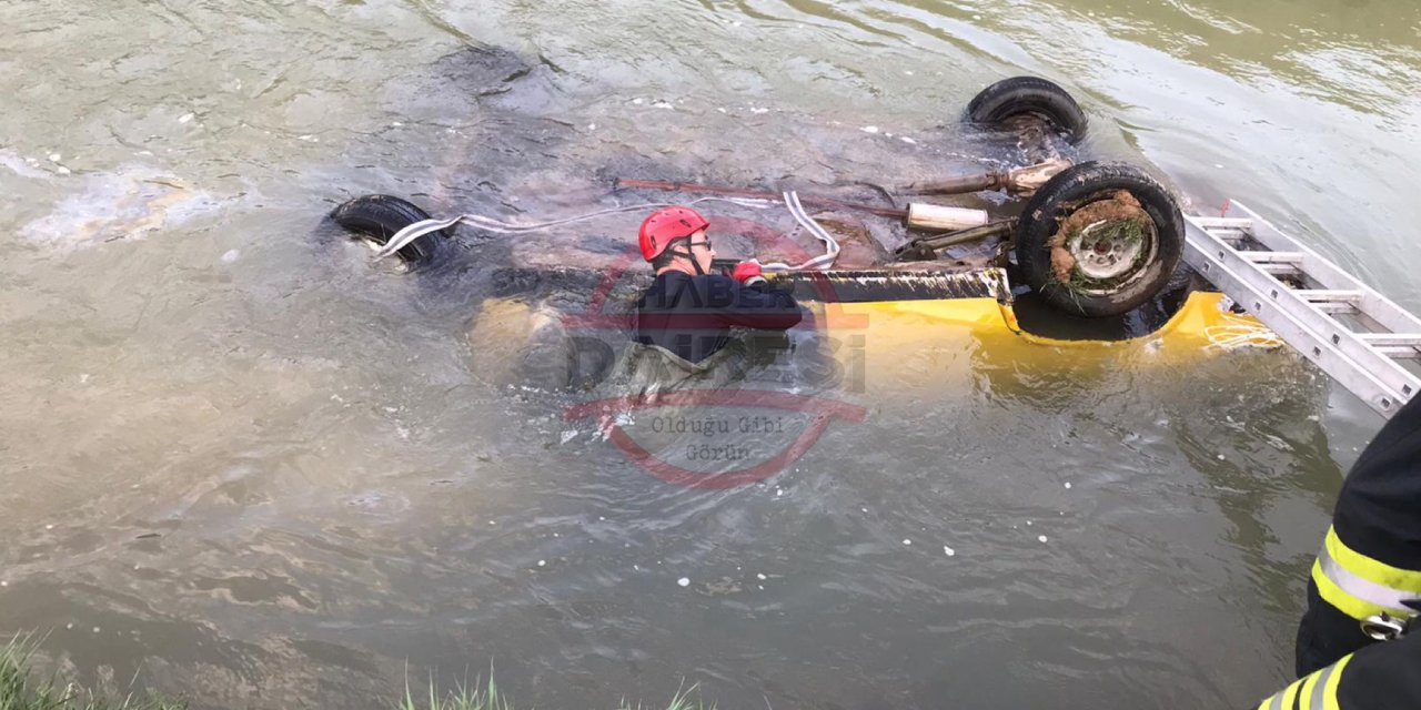 Konya’da otomobil su dolu kanala düştü, ekipler zamanla yarıştı