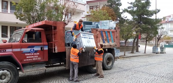 Akşehir'de çöp konteynerleri yenileniyor