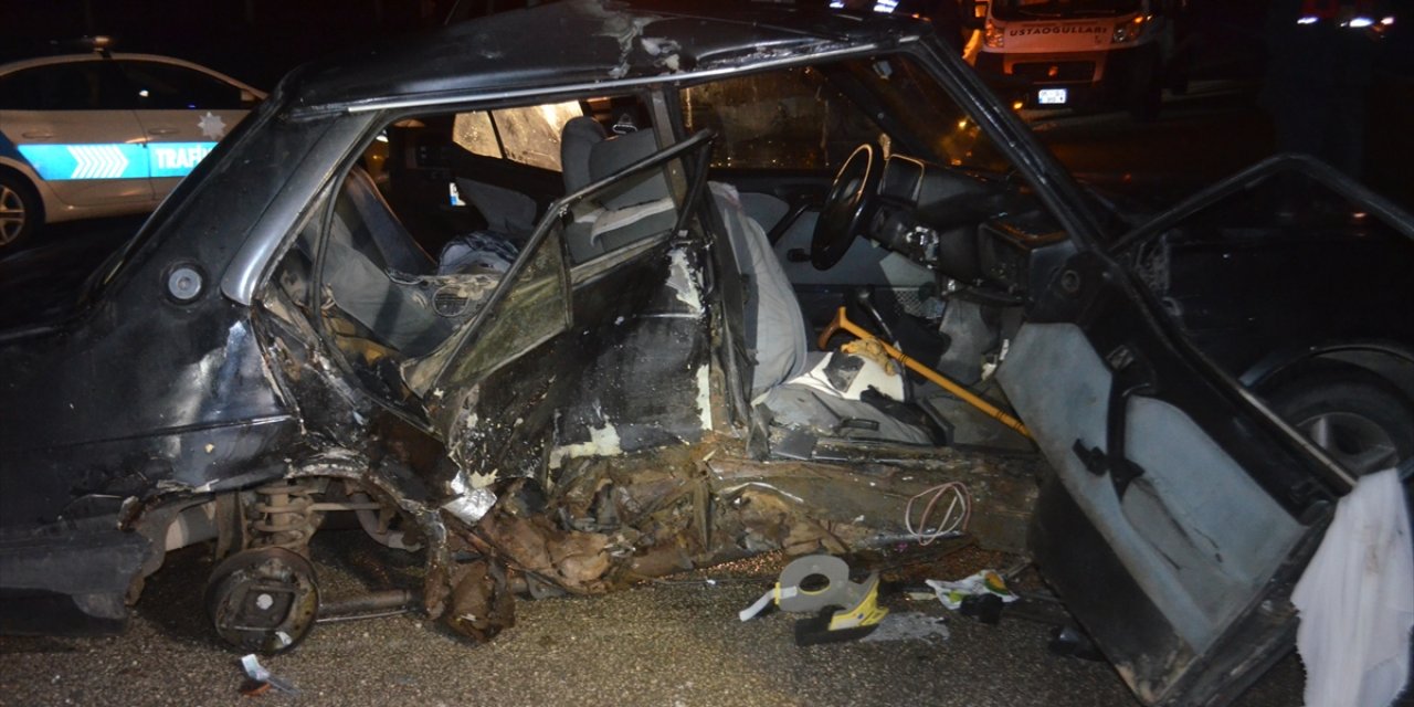 3 araç birbirine girdi: 2 ölü, 8 yaralı