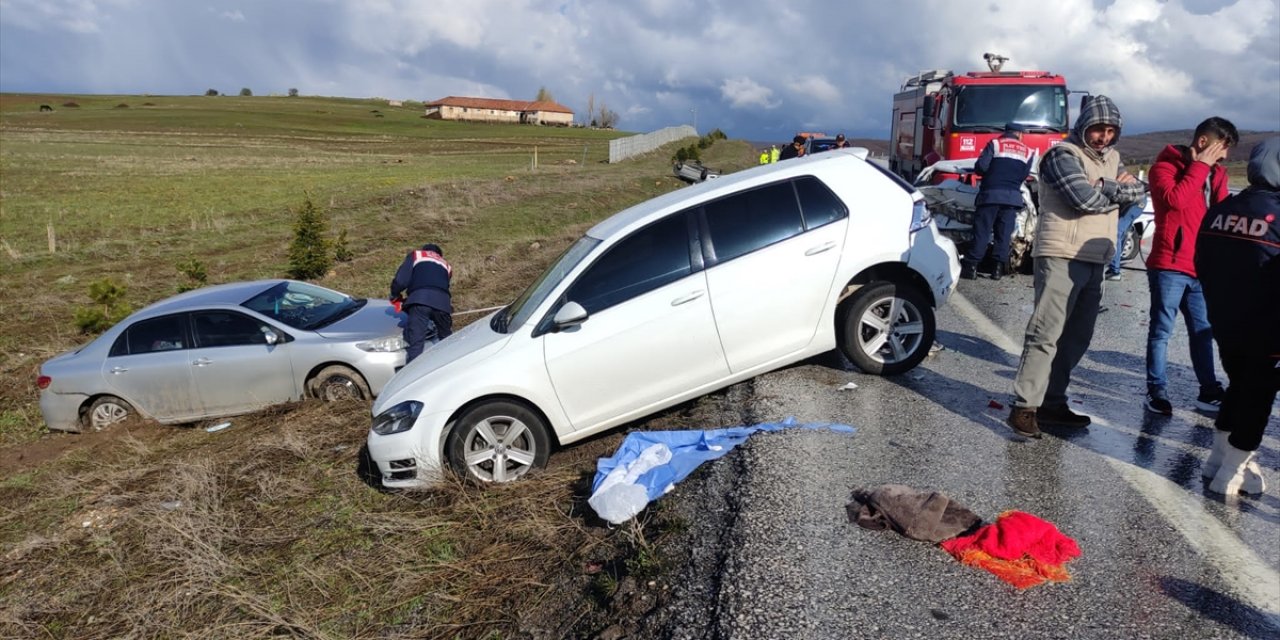 Aynı bölgede meydana gelen iki trafik kazasında bir kişi öldü, 8 kişi yaralandı