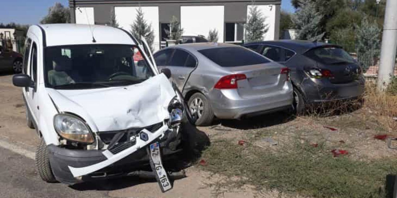 Konya’da kaza! Hafif ticari araç park halindeki 3 araca çarptı