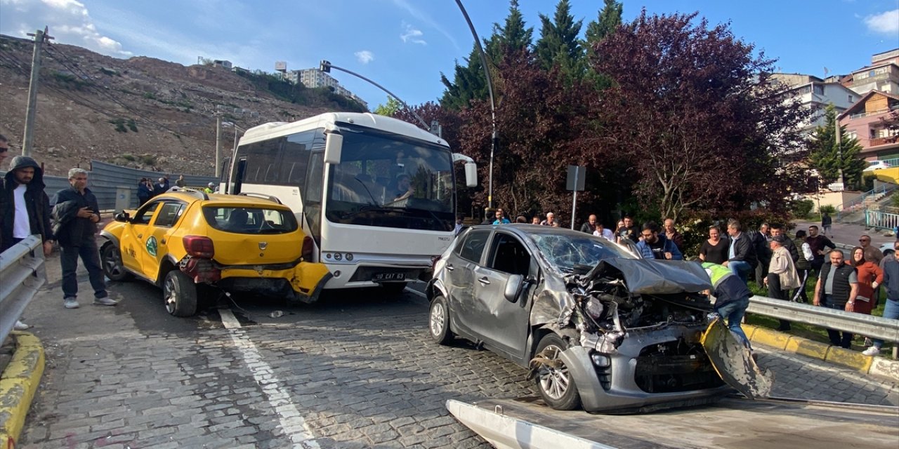 Freni patlayan minibüs kırmızı ışıkta duran 5 araca çarptı, 2 kişi yaralandı