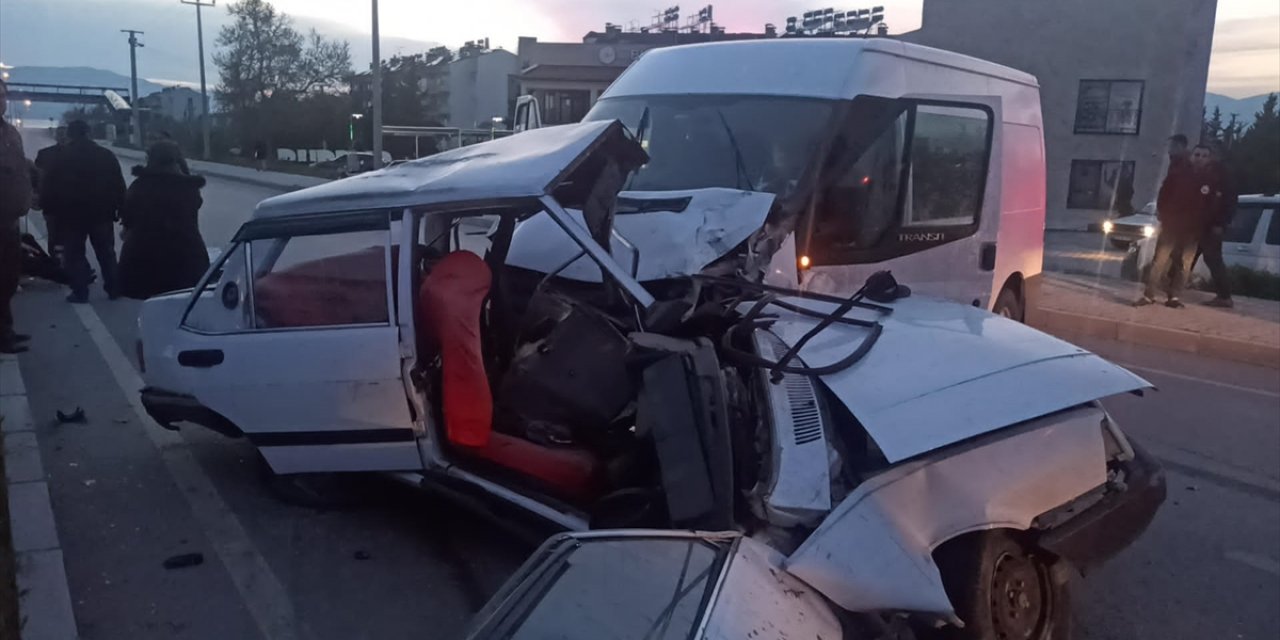 Minibüs ile otomobil çarpıştı: 1 ölü, 3 yaralı