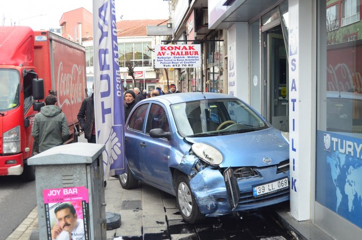 Kontrolden çıkan otomobil iş yerine daldı